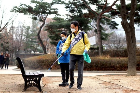 황희 더불어민주당 의원(서울 양천갑)은 지난 2월24일부터 코로나19 극복을 위한 지역사회 방역에 나섰다. 사진=황희 의원실