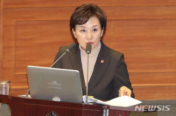 김현미 장관 "타다 금지법 아냐…법적 지위 만들어주는 것"