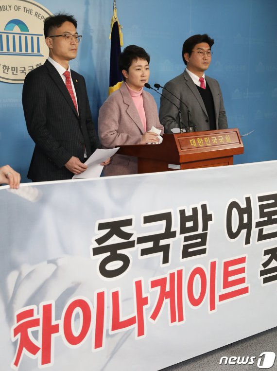 이언주 미래통합당 의원이 지난 6일 오후 서울 여의도 국회 정론관에서 중국발 여론조작의혹 차이나게이트 조사 촉구 기자회견을 하고 있다.