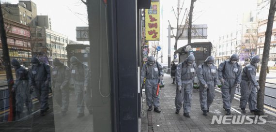 [서울=뉴시스] 박민석 기자 = 국군 장병들이 6일 오전 서울 은평구 불광동 일대에서 신종 코로나바이러스 감염증(코로나19) 확산 방지를 위해 방역 작업을 하고 있다. 2020.03.06. mspark@newsis.com