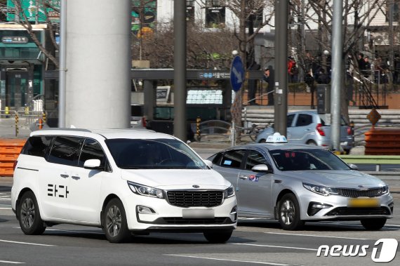 5일 오후 서울 중구에서 타다 승합차가 운행을 하고 있다. 국회는 이날 본회의에서 '타다 금지법(여객자동차운수사업법 개정안)'을 처리할 예정이다.2020.3.5/뉴스1 © News1 이광호 기자