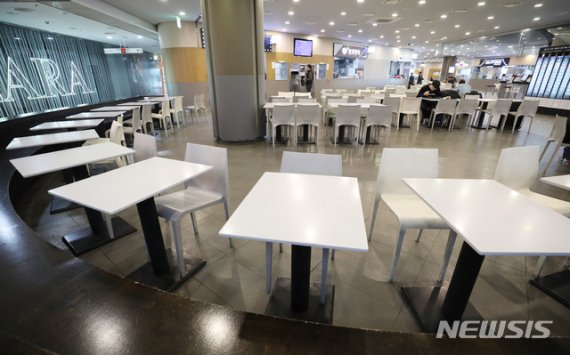 신종 코로나바이러스 감염증(코로나19) 확산이 지속되고 있는 가운데 지난 7일 서울역 식당가에 손님이 없어 한산한 모습을 보이고 있다. /사진=뉴시스화상
