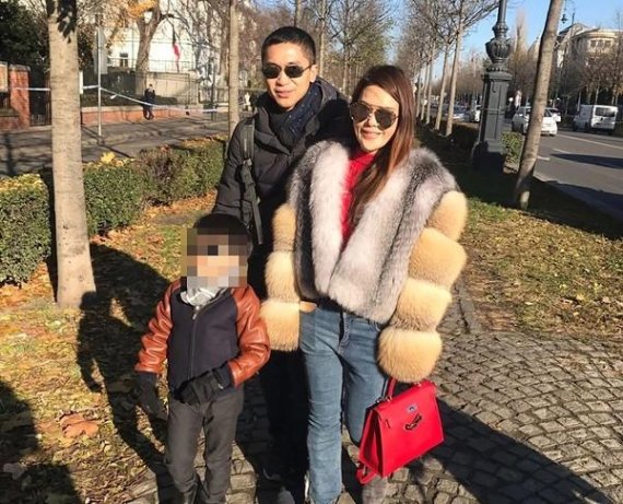 지난 1월 서울 신사동 한 병원에서 성형수술 도중 중태에 빠져 숨진 홍콩 의류 재벌 3세 보니 에비타 로(오른쪽). 그녀는 남편 대니 치(가운데)와의 사이에 아들 하나를 두고 있었다. 출처=사우스차이나모닝포스트(SCMP)