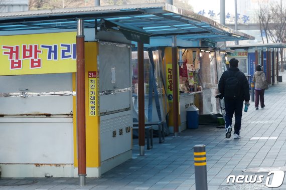 코로나19(신종 코로나바이러스 감염) 여파가 노량진 공무원 학원가로 이어지고 있다. 2020.3.2/뉴스1 © News1 민경석 기자