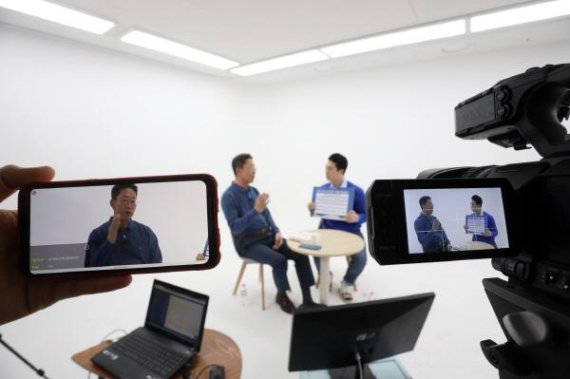 LG유플러스 최고인사책임자(CHO) 양효석 상무가 지난 3일 서울 마곡사옥에 있는 방송 스튜디오에서 신입사원들과 실시간 방송을 통해 토크쇼를 진행하고 있다. LG유플러스 제공