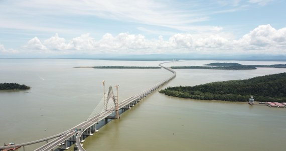 브루나이만을 사이에 두고 동서로 갈라진 무아라 지역과 템부롱 지역을 연결하는 총 길이 30km에 이르는 템부롱대교. 대림산업은 중국업체와 수주경쟁에서 가장 높은 금액을 내고도 기술력을 인정받아 수주에 성공했다. 대림산업은 특수기중기를 사용하는 론칭 갠트리(launching gantry)공법을 개발해 한꺼번에 상판 2개씩 올리는 방식으로 공사기간을 단축하는 성과를 냈다.