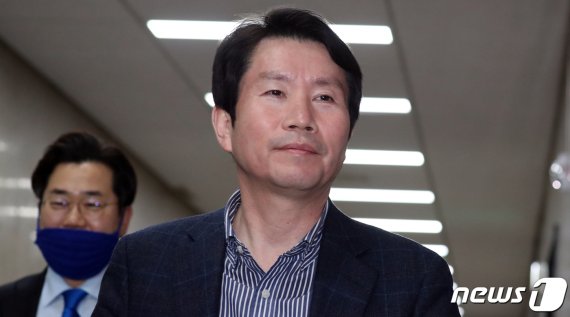 이인영 더불어민주당 원내대표가 8일 서울 여의도 국회에서 열린 비공개 최고위원회의에 참석하고 있다. 이날 참석자들은 진보·개혁진영 시민단체들이 추진하는 이른바 '비례연합정당' 참여 여부에 대한 결론 도출을 시도한다. 2020.3.8/뉴스1 © News1 김명섭 기자
