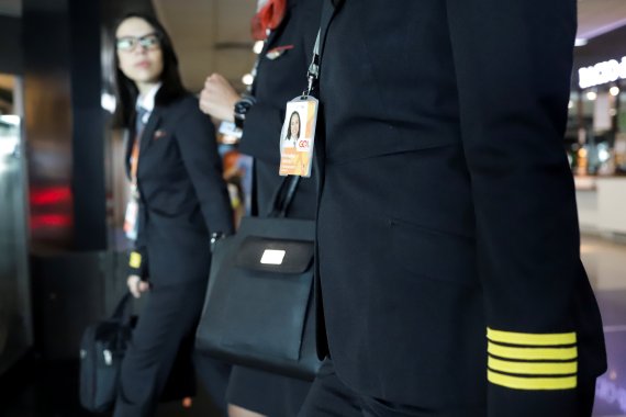 The Captain Natalia Weiss of Brazilian Airline GOL walks at the airport with colleagues before take-off in the mark of International Women's Day, in Sao Paulo, Brazil, March 8 2020. REUTERS/Rahel Patrasso  /REUTERS/뉴스1 /사진=뉴스1 외신화상