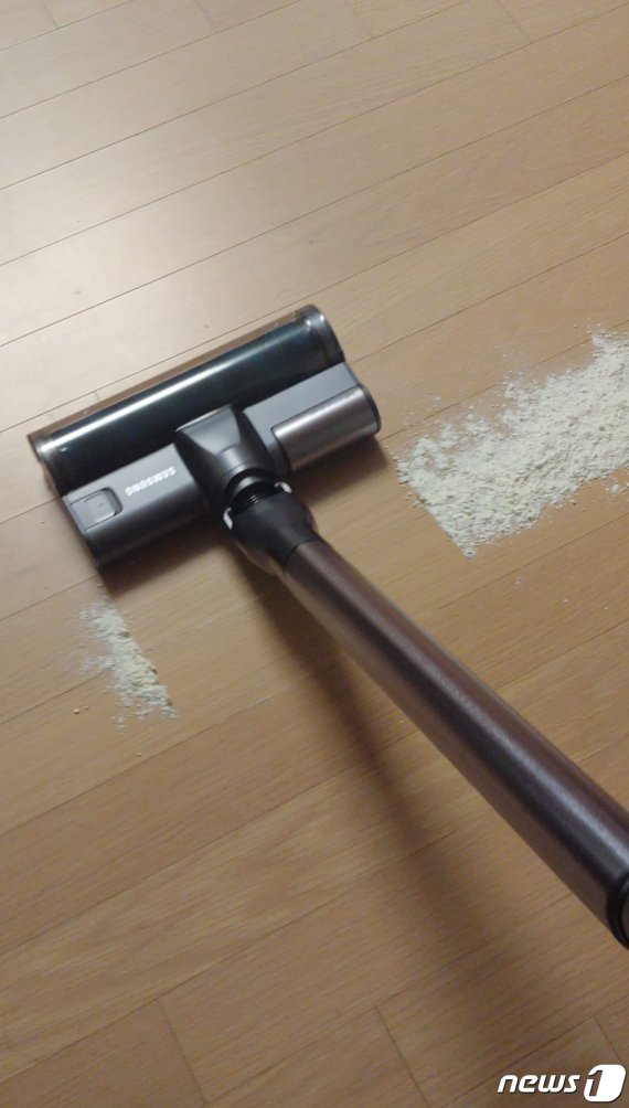 GIF 파일 등록이 안돼 캡처. 내부 솔에 밀가루가 묻어나지도 않고 한번에 잘 빨린다.2020.03.09/뉴스1 © 뉴스1 권구용 기자