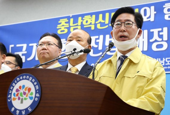 양승조 충남지사가 9일 충남혁신도시지정과 관련한 기자회견을 열고 혁신도시 추진경위와 향후 계획 등을 밝히고 있다.