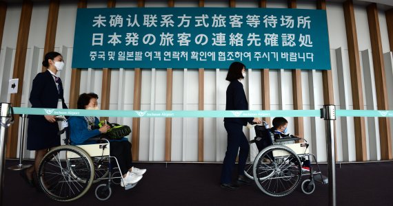 일본의 한국발 여행객 입국제한 조치에 대한 상호조치로 일본출발 입국자에 대한 검역강화가 실시된 9일 오전 인천국제공항 입국검역소에서 일본 오사카에서 출발한 항공승무원들이 검역소를 통과하고 있다.사진=박범준 기자 /사진=fnDB