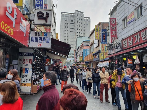 9일 오후 2시께 서울 중구의 한 약국 앞. 마스크 판매시간 한시간 전부터 긴 인파가 늘어서 있다. /사진=오은선기자