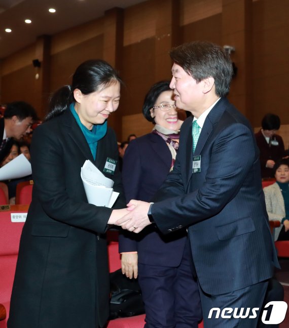 지난 2018년 2월11일 당시 안철수 국민의당 대표(오른쪽)가 서울 여의도 국회 의원회관에서 열린 국민의당-바른정당 합당을 결의한 제5차 임시중앙위원회에 참석해 권은희 중앙위원회 위원장과 악수를 나누고 있다. 2018.2.11 /뉴스1 © News1 이동원 기자