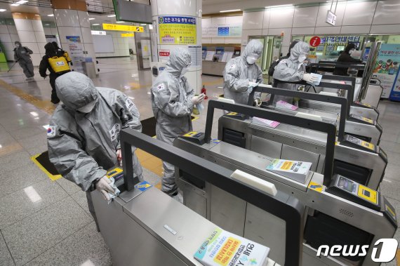 신종 코로나바이러스 감염증(코로나19) 확산 방지를 위한 방역작전에 투입된 201특공여단 장병들이 9일 오후 대구도시철도 2호선 경산 연장구간 첫 번째 역인 경북 경산시 정평역에서 방역을 하고 있다. 2020.3.9/뉴스1 © News1 공정식 기자