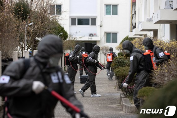 9일 오후 대구시 달서구의 신종 코로나바이러스 감염증(코로나19) 다수 확진자 발생으로 코호트격리 조치된 한마음아파트에서 2작전사령부 휘하 장병들이 방역을 실시하고 있다. 국내에서 처음으로 코로나19로 코호트격리된 이 아파트에는 입주민 142명 중 확진자가 46명이 나왔다. 또한 입주민 중 66.19%인 94명이 신천지 교인으로 알려졌다. 2020.3.9/뉴스1 © News1 이승배 기자