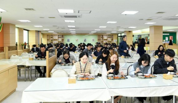 [포토뉴스] 구리시청 구내식당 ‘일렬식사’