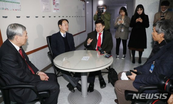 미래한국당 한선교 대표와 공병호 공천관리위원장이 10일 서울 여의도 국회 의원회관에서 열린 공천관리위원회 회의 시작 전 공관위원들과 대화를 하고 있다.