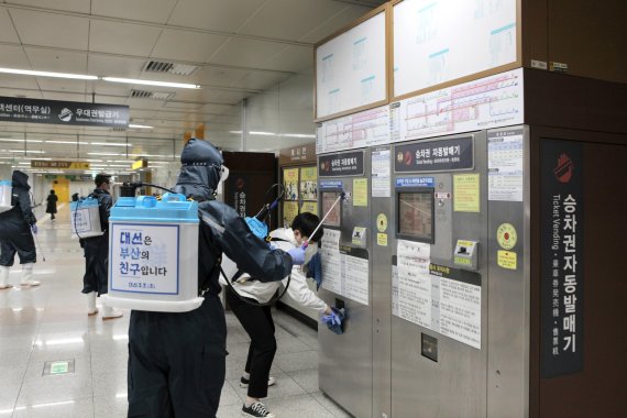 ▲대선주조 임직원들이 9일 사직역에서 코로나19 대응 방역 소독을 하고 있다. /사진=대선주조