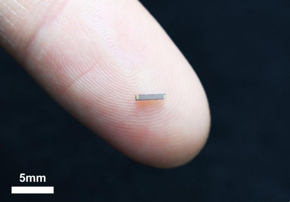 마이크로슈퍼커패시터(Microsupercapacitor). 지문 폭만큼 작은 단위전지 이미지. UNIST 에너지 및 화학공학부의 이상영 교수팀이 전자 부품들과 일체화할 수 있는 ‘칩 형상의 마이크로슈퍼커패시터’를 개발했다. /사진=UNIST