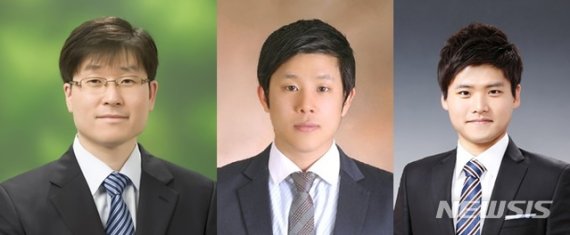 [광주=뉴시스] 송창헌 기자 = 광주과학기술원(GIST) 신소재공학부 김봉중 교수 연구팀이 전이 금속 산화물의 하나인 이산화바나듐 단결정 나노입자를 이용한 새 원리로 나노초만에 작동하는 고성능 적외선 센서를 개발하는데 성공했다고 10일 밝혔다. 왼쪽부터 김봉중 교수, 김민우 박사, 조용륜 박사과정생. (사진=광주과학기술원 제공) 2020.03.10 photo@newsis.com