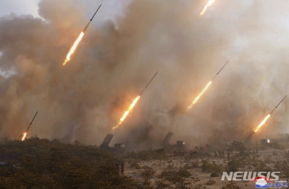 화력 타격 훈련을 벌이고 있는 북한군의 모습 /사진=뉴시스