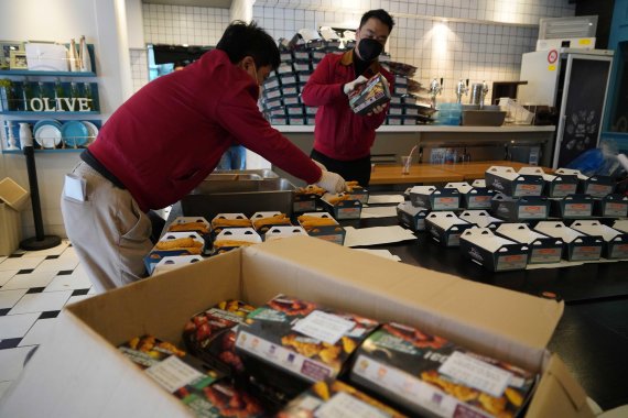 제너시스BBQ 패밀리들이 대구지역 의료 봉사자들에게 나눠 줄 치킨세트 준비하고 있다./제너시스BBQ 제공