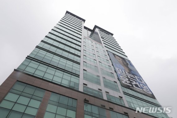 10일 오전 건물 콜센터 근무자가 신종 코로나바이러스 감염증(코로나19) 확진자로 확인돼 폐쇄된 서울 구로구 코리아빌딩의 모습이 보이고 있다. / 사진=뉴시스