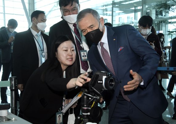 미국행 출국 검역 참관하는 해리스 주한미국대사