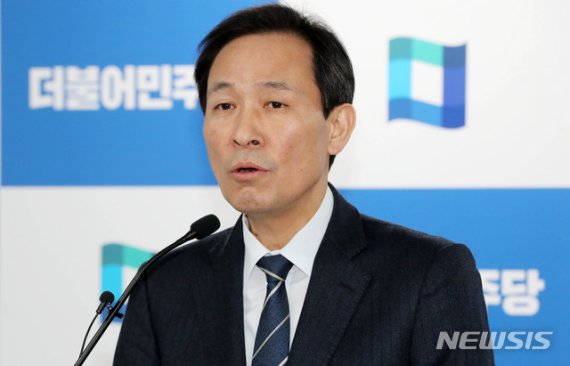 [서울=뉴시스] 장세영 기자 = 우상호 더불어민주당 비례대표공천관리위원장이 11일 서울 여의도 민주당 중앙당사에서 비례후보자 중 국민공천심사단 통과자를 발표하고 있다. 2020.03.11. photothink@newsis.com <저작권자ⓒ 공감언론 뉴시스통신사. 무단전재-재배포 금지.>