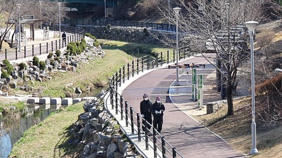 남양주시 다산동 초등학교-도농천 산책로 드론방역 실시. 사진제공=남양주시