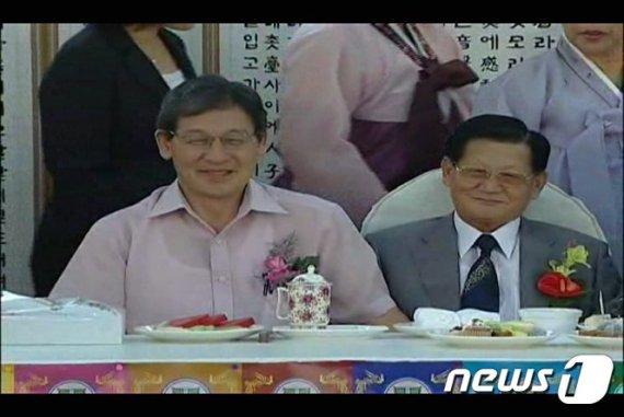 2004년 8월 이만희 신천지 총회장(사진 오른쪽)의 생일 축하행사에서 이 총회장과 이석 황실문화재단 이사장이 나란히 앉아있다. © 뉴스1