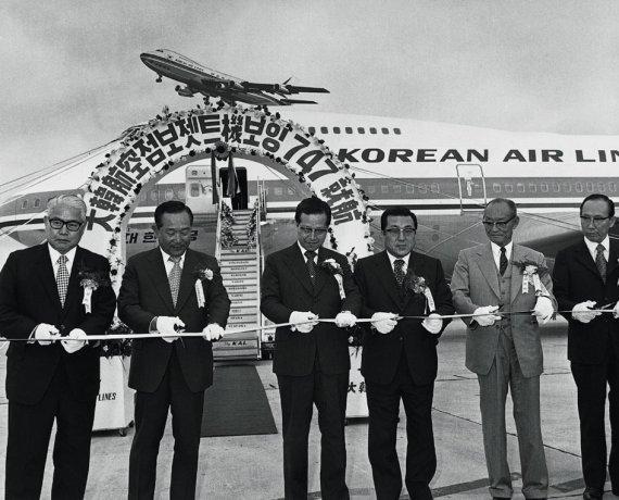 1973년 5월16일 보잉 747점보기의 태평양 노선 취항식에서 조중훈(왼쪽 네번째)회장이 정재계 인사들과 함께 테이프 커팅을 하고 있다. 왼쪽에서 세번째는 당시 김종필 국무총리. (한진그룹 제공)© 뉴스1