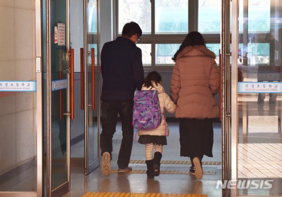 신종 코로나바이러스 감염증(코로나19) 확산에 따른 개학 연기로 긴급돌봄교실이 운영에 들어간 2일 오전 경기 수원시 한 초등학교 에서 학생들이 부모 손을 잡고 등교하고 있다. /사진=뉴시스