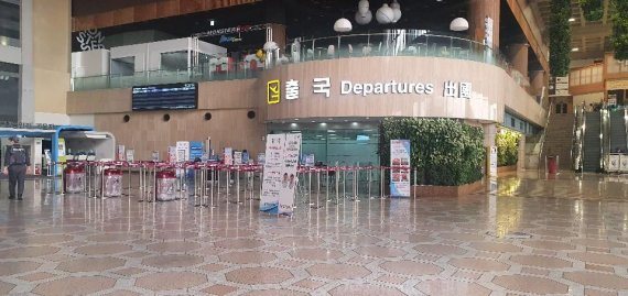 12일 서울 강서구 김포공항 국제선 청사 4층 출국장에 승객이 한명도 없어 썰렁한 모습이다. 사진=김서원 기자