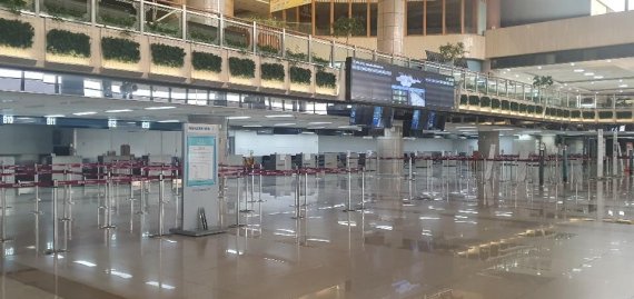 12일 서울 강서구 김포공항 국제선 청사 3층 출국장 불이 꺼져 있다. 이날 김포공항 국제선 이용객은 0명을 기록했다. 사진=김서원 기자