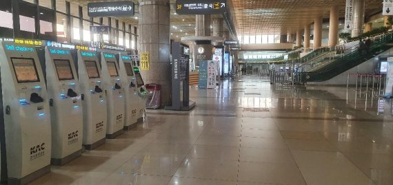 12일 서울 강서구 김포공항 국제선 청사 3층 출국장의 불이 꺼져 있다. 이날 출도착 비행기가 한편도 없어 오가는 승객도 없이 한산한 모습이다. 사진=김서원 기자