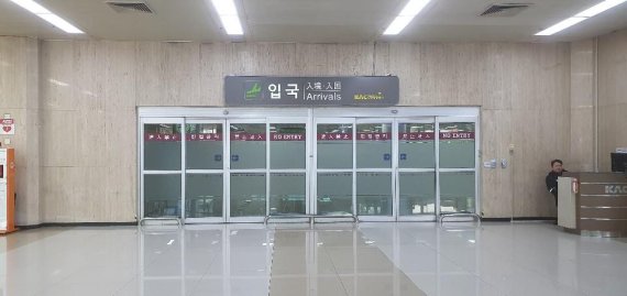 12일 서울 강서구 김포공항 국제선 청사 2층 입국장 문이 굳게 닫혀 있다. 사진=김서원 기자