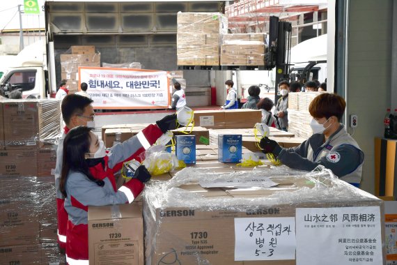 12일 인천 공항동로 한진물류창고에서 대한적십자사 직원들이 중국 알리바바공익기금회와 마윈공익기금회에서 보내온 마스크를 검수 및 분류하고 있다. 사진=서동일 기자