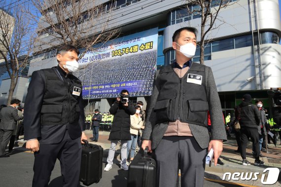 대구시가 '코로나19' 확산 관련 신천지 대구교회에 대한 역학조사를 결정한 3월 12일 오전 대구시 남구 대명동 신천지 대구교회 앞에서 경찰 디지털 증거분석팀이 건물 내부 진입을 준비하고 있다. 사진=뉴스1