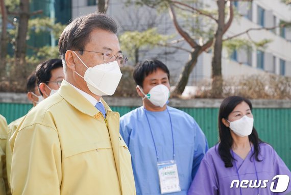 文 대통령 대구·경북 특별재난지역 선포..감염병 첫 사례