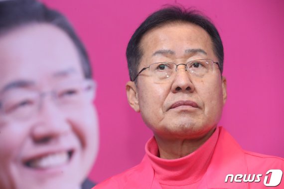 홍준표 전 자유한국당 대표가 지난 12일 경남 양산시 선거사무소에서 '양산을 떠나 대구에서 무소속 출마 기자회견에 참석하고 있다. 뉴스1