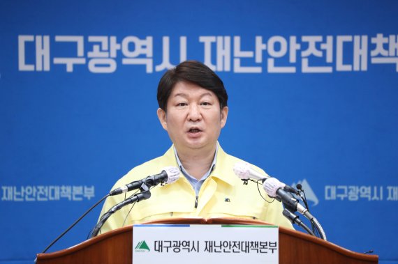 권영진 대구시장이 '코로나19' 정례 브리핑을 갖고, 신천지 창립일인 14일 신도 모임이나 집회 시도 등 행정명령을 어길 경우 경찰과 협조, 법에 따라 엄벌 조치하겠다고 말했다. 사진=대구시 제공