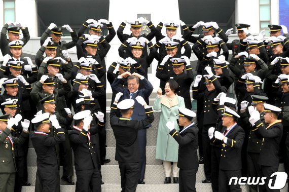 문재인 대통령이 5일 경남 창원 진해 해군사관학교에서 열린 '제73기 사관생도 졸업 및 임관식'을 마친 후 졸업 생도들과 기념촬영을 하며 손으로 하트를 만들고 있다 (해군본부 제공) 2019.3.5/뉴스1