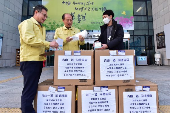 인천 부평구 공무원들이 중국 웨이하이시 원덩구로부터 받은 마스크 1만4000장를 확인하며 즐거워하고 있다.