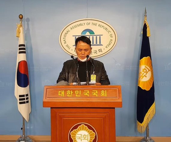 미래통합당 박순자 의원의 운전기사였던 허정 전 수행비서가 국회 정론관에서 "양심선언문은 오해에서 비롯된 잘못된 선언이었다"며 "양심 고백을 취소한다"고 밝혔다.