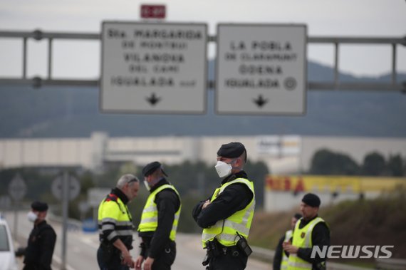 13일(현지시간) 스페인 이괄라다 인근에서 경찰이 신종 코로나바이러스 감염증(코로나19) 확산 방지를 위해 도로를 봉쇄하고 있다. /사진=뉴시스