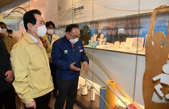 정세균 국무총리는 3일 오후 경북 구미의 마스크 원자재 MB(멜트 블로운) 필터 생산업체 '도레이첨단소재'를 방문해 생산 현황 등을 점검했다(총리실 제공). © 뉴스1