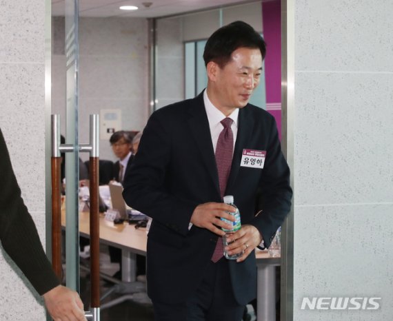 박근혜 전 대통령 변호인 유영하 변호사가 지난 14일 오후 서울 여의도 국회의원회관에서 미래한국당 공천면접을 마친 뒤 면접실을 나서고 있다.