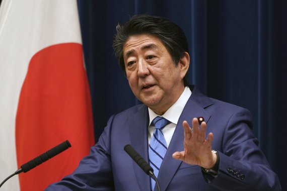 아베 신조 일본 총리가 15일 도쿄 총리관저에서 기자회견을 하고 있다. AP뉴시스