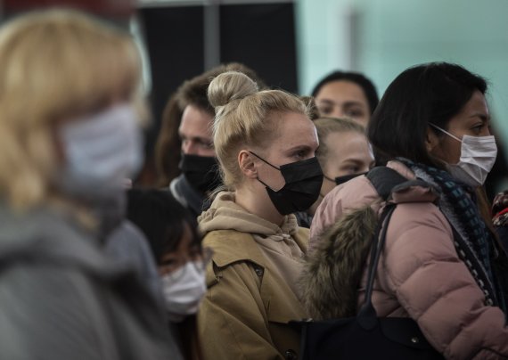 국가비상사태 선포 확산...고립되는 세계